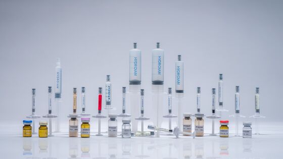 Relleno dérmico de ácido hialurónico reticulado viscoelástico que ofrece una integración óptima en el tejido y efectos de hidratación prolongados